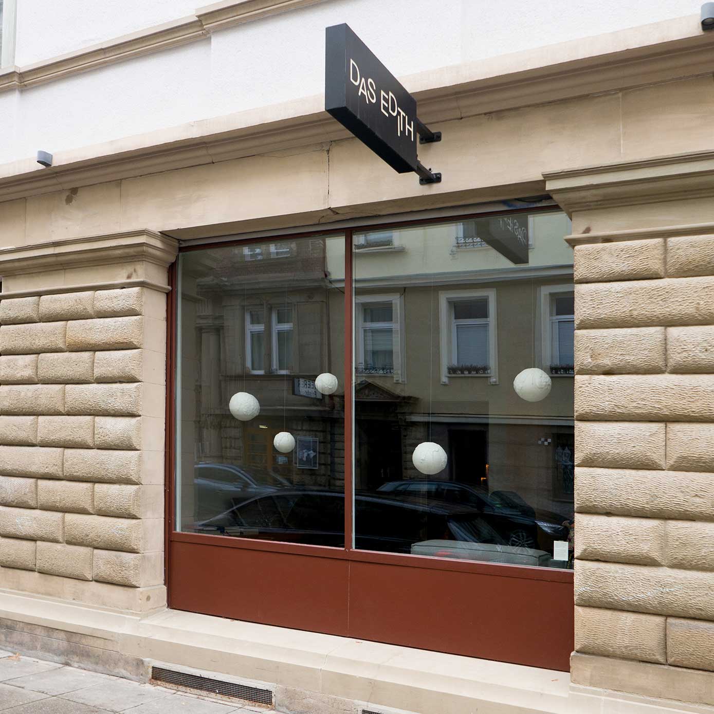 Porzellanschaumkugeln Fenster Hotel Edith