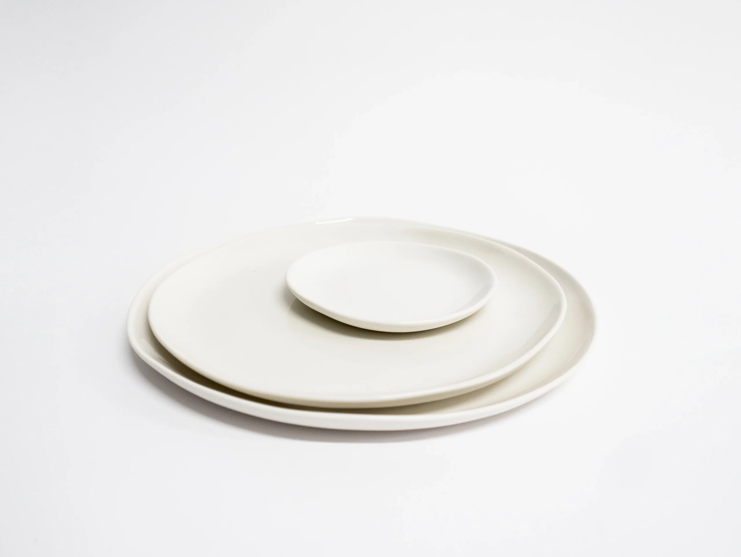 Handgemachte Porzellanteller aus der Simple White Yvette Hoffmann Design